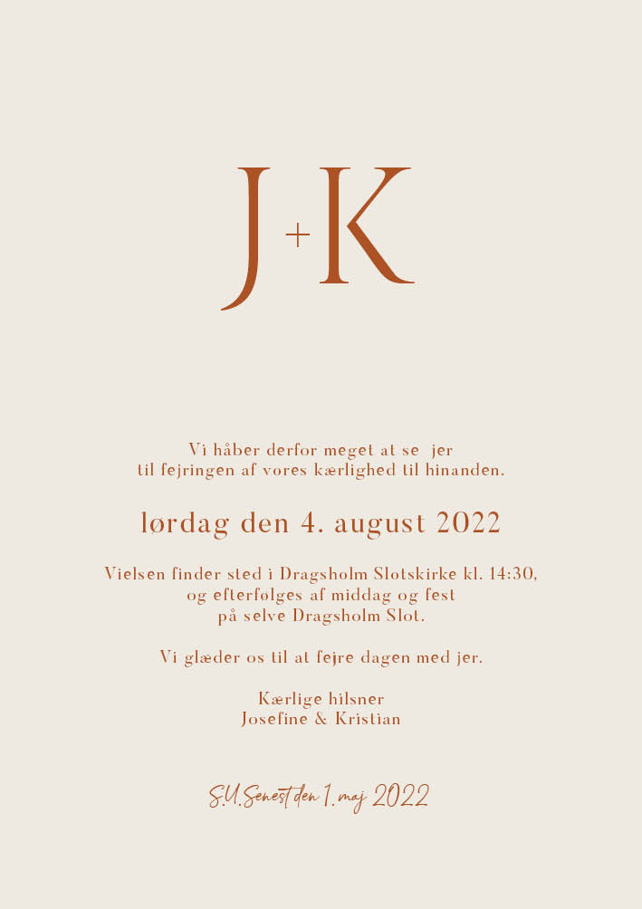 
                Klassisk og romantisk bryllupsinvitation med Josefine & Kristian initialer. Denne invitation er smuk og elegant i en skøn beige og rød/orange farve. Benyt bagsiden til flere praktiske oplysninger eller indsæt et skønt foto af jer - det kommende brudepar. Til dette design følger matchende elementer i form af velkomstskilt, salmehæfte, bordoversigt, bordkort, menukort, drinkskort, takkekort mm.                